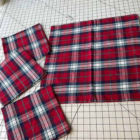 4 square (19" x 19"), red/white/blue plaid napkins - Picture 1 of 13